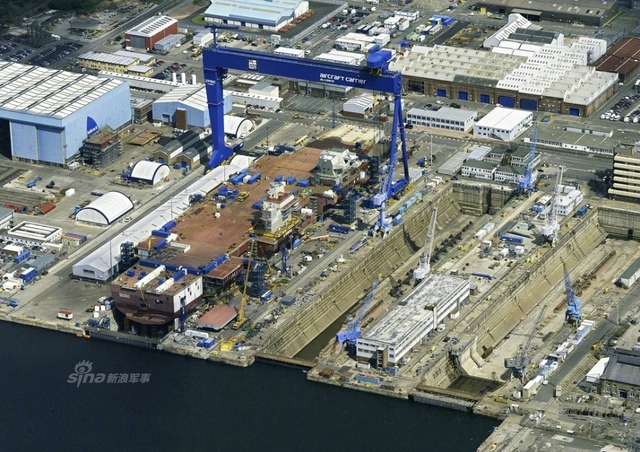 俯瞰建造中英国伊丽莎白航母：竟用中国龙门吊
