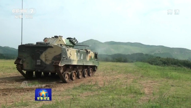 ZBD03战车集结！解放军空降部队展现突击能力