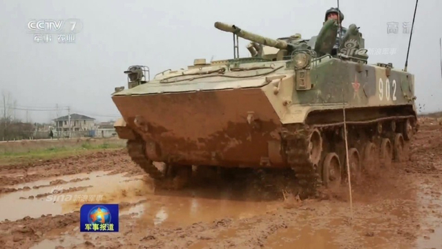 ZBD03战车集结！解放军空降部队展现突击能力