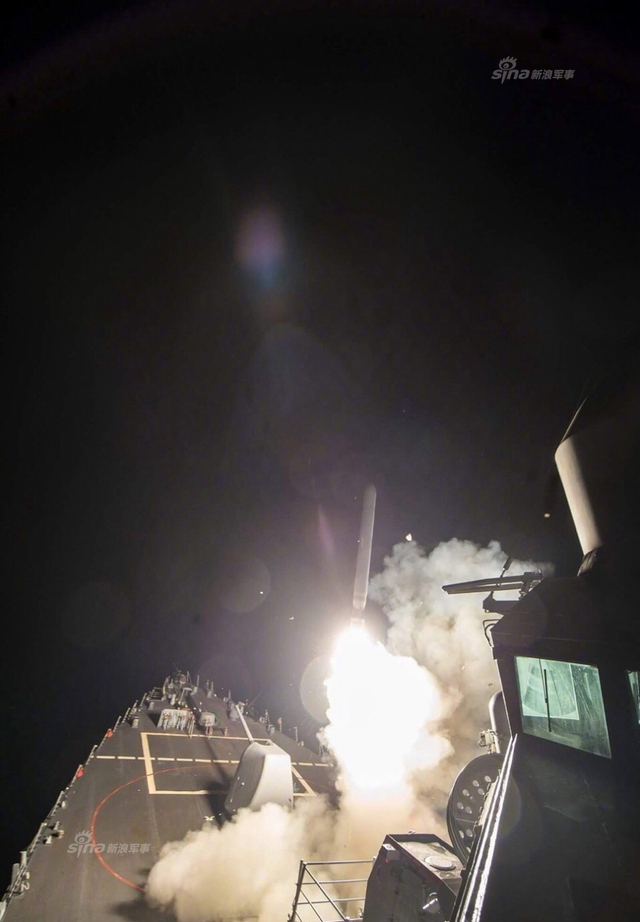 美军公开攻击叙机场画面:驱逐舰发射战斧导弹