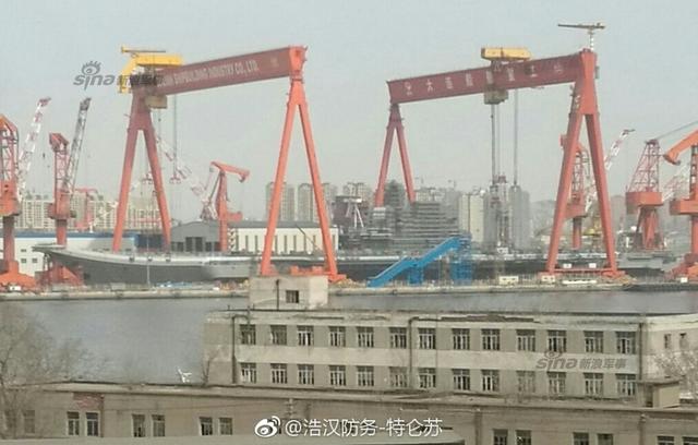 中国首艘国产航母上漆完毕