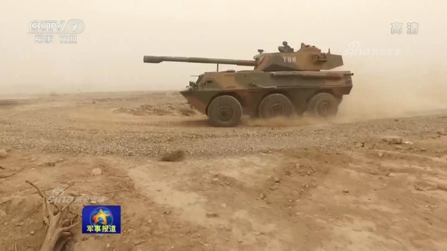 老炮新用!新疆军区PTL02式突击炮换沙漠涂装