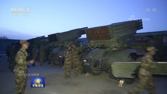 老炮新用!新疆军区PTL02式突击炮换沙漠涂装