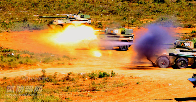 老炮新用!新疆军区PTL02式突击炮换沙漠涂装