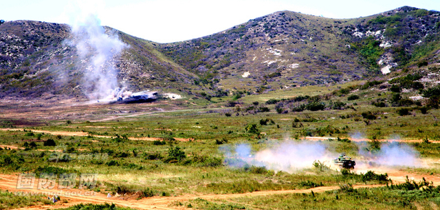 老炮新用!新疆军区PTL02式突击炮换沙漠涂装