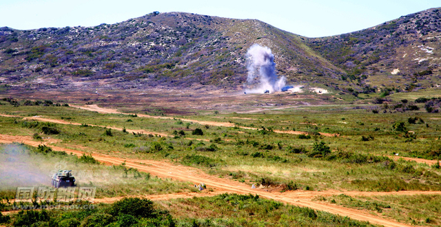 老炮新用!新疆军区PTL02式突击炮换沙漠涂装