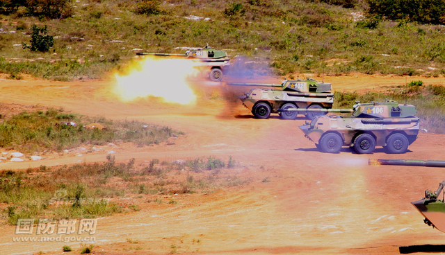 老炮新用!新疆军区PTL02式突击炮换沙漠涂装