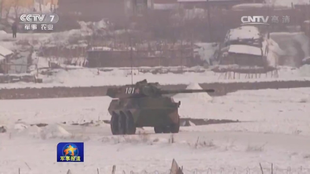 老炮新用!新疆军区PTL02式突击炮换沙漠涂装