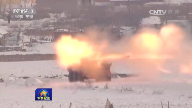 老炮新用!新疆军区PTL02式突击炮换沙漠涂装