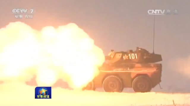 老炮新用!新疆军区PTL02式突击炮换沙漠涂装