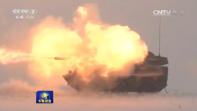 老炮新用!新疆军区PTL02式突击炮换沙漠涂装