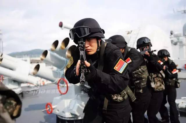 大国风范！中国护航编队在亚丁湾营救被劫船只