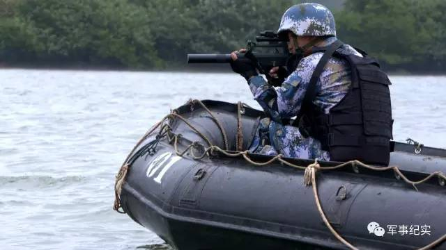 解放军海军陆战队兵王争霸！特种作战不逊美军