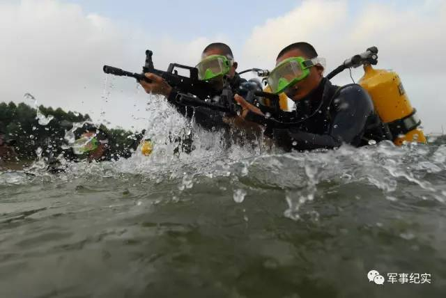 解放军海军陆战队兵王争霸！特种作战不逊美军