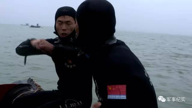解放军海军陆战队兵王争霸！特种作战不逊美军