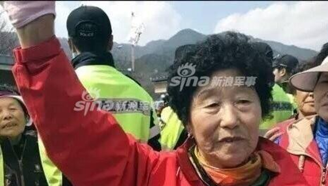 民众抗议堵路！韩国只好用直升机吊运萨德系统