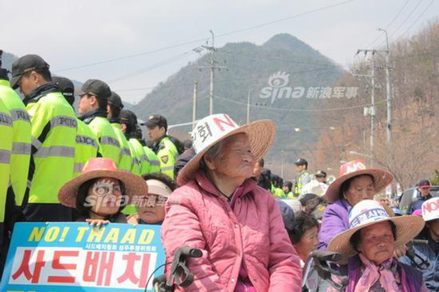 民众抗议堵路！韩国只好用直升机吊运萨德系统