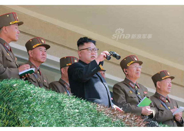 穿韩军服拿AK！金正恩视察朝特种部队斩首行动