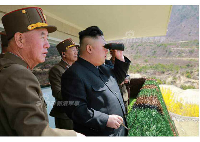 穿韩军服拿AK！金正恩视察朝特种部队斩首行动