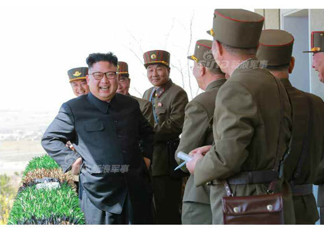 穿韩军服拿AK！金正恩视察朝特种部队斩首行动