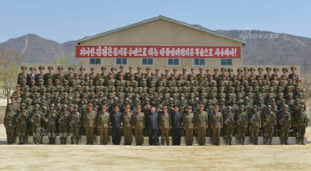 穿韩军服拿AK！金正恩视察朝特种部队斩首行动