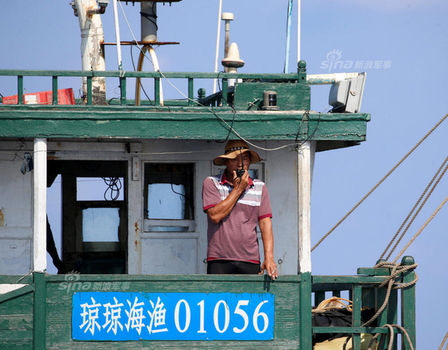 中国海警船正巡弋黄岩岛:旁边菲律宾渔民捞鱼