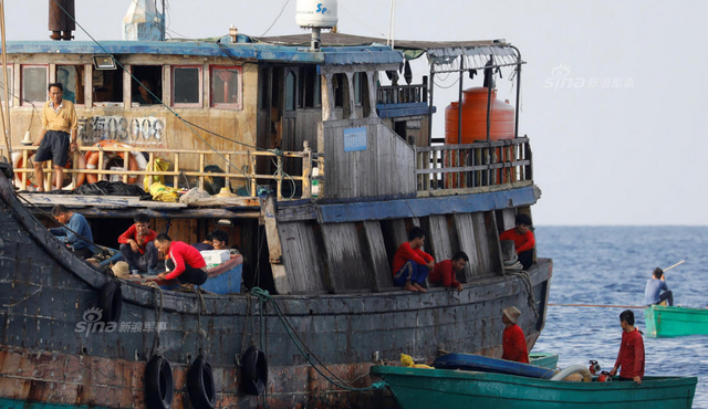 中国海警船正巡弋黄岩岛:旁边菲律宾渔民捞鱼