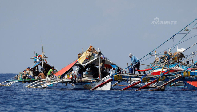 中国海警船正巡弋黄岩岛:旁边菲律宾渔民捞鱼