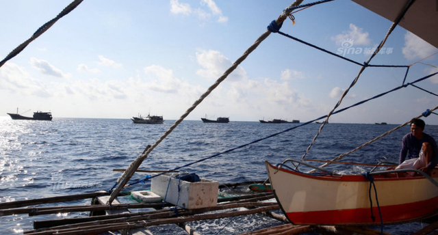 中国海警船正巡弋黄岩岛:旁边菲律宾渔民捞鱼