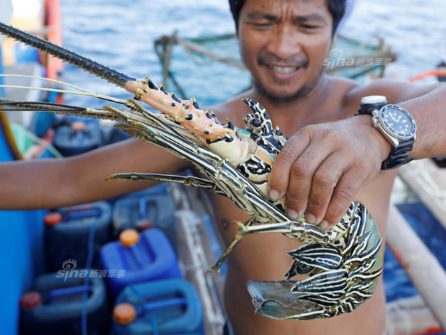 中国海警船正巡弋黄岩岛:旁边菲律宾渔民捞鱼