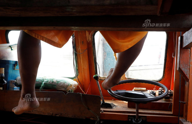 中国海警船正巡弋黄岩岛:旁边菲律宾渔民捞鱼