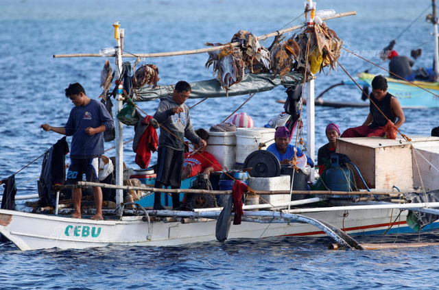 中国海警船正巡弋黄岩岛:旁边菲律宾渔民捞鱼