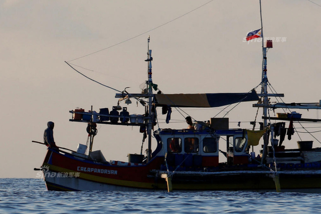 中国海警船正巡弋黄岩岛:旁边菲律宾渔民捞鱼