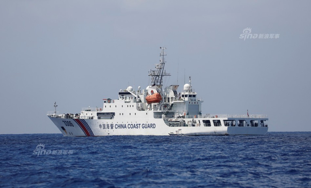 中国海警船正巡弋黄岩岛:旁边菲律宾渔民捞鱼