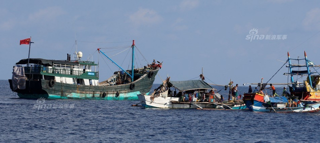 中国海警船正巡弋黄岩岛:旁边菲律宾渔民捞鱼