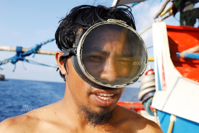 中国海警船正巡弋黄岩岛:旁边菲律宾渔民捞鱼