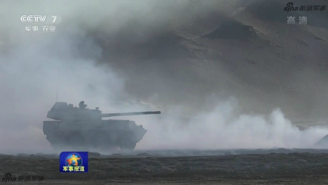 高原上的狼群！解放军PTL02突击炮怒射模拟靶