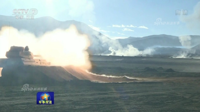 高原上的狼群！解放军PTL02突击炮怒射模拟靶