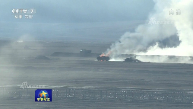 高原上的狼群！解放军PTL02突击炮怒射模拟靶