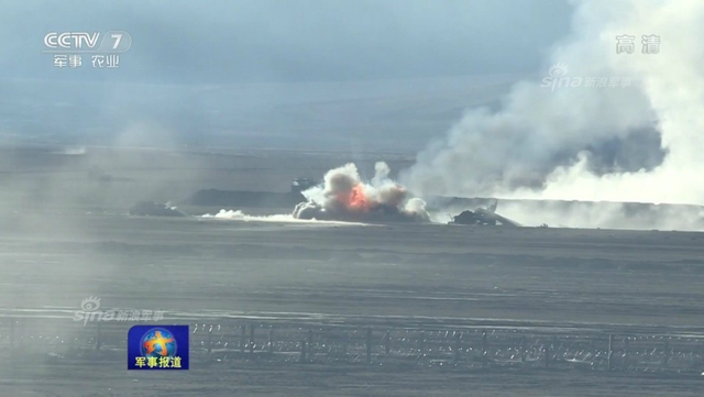 高原上的狼群！解放军PTL02突击炮怒射模拟靶