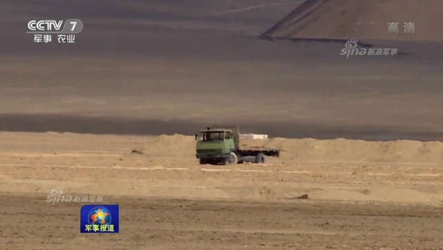 高原上的狼群！解放军PTL02突击炮怒射模拟靶