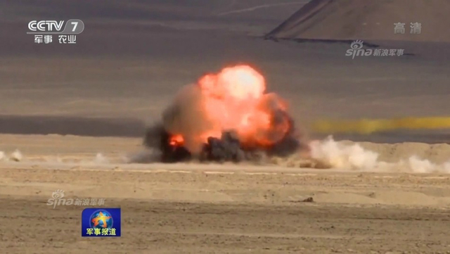 高原上的狼群！解放军PTL02突击炮怒射模拟靶