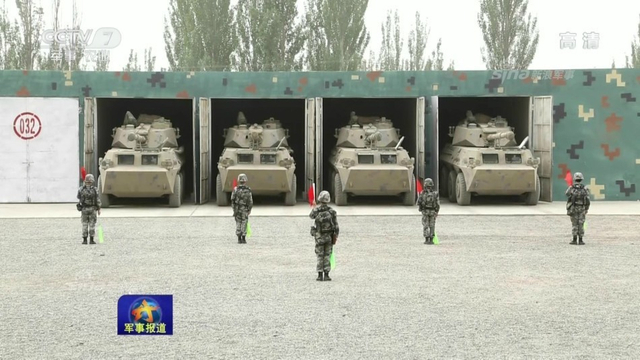 高原上的狼群！解放军PTL02突击炮怒射模拟靶