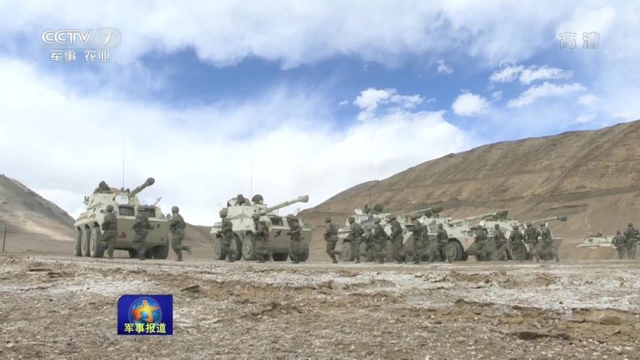 高原上的狼群！解放军PTL02突击炮怒射模拟靶