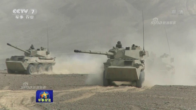 高原上的狼群！解放军PTL02突击炮怒射模拟靶