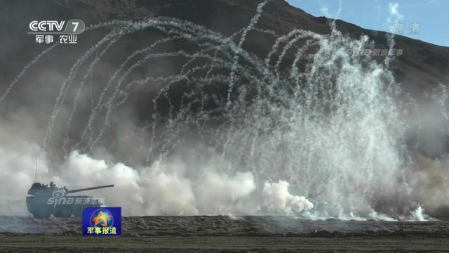高原上的狼群！解放军PTL02突击炮怒射模拟靶