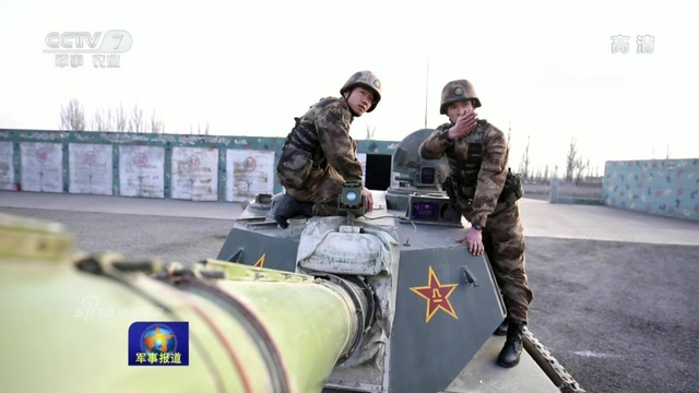 高原上的狼群！解放军PTL02突击炮怒射模拟靶