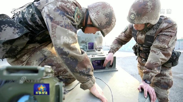 高原上的狼群！解放军PTL02突击炮怒射模拟靶