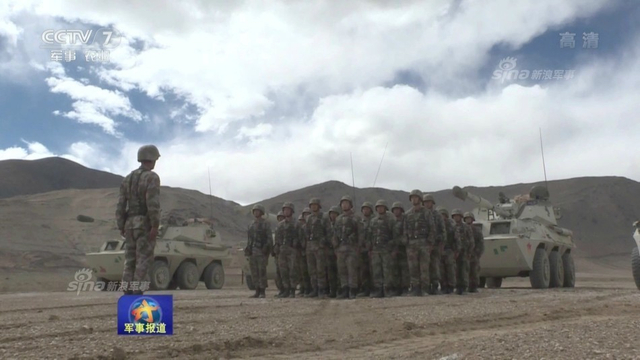 高原上的狼群！解放军PTL02突击炮怒射模拟靶