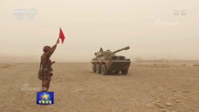 高原上的狼群！解放军PTL02突击炮怒射模拟靶